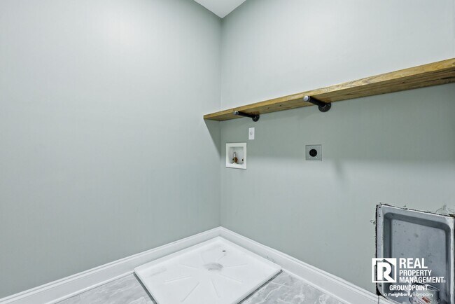 Building Photo - 4BR | 2.5BA | Balcony | Fenced Yard