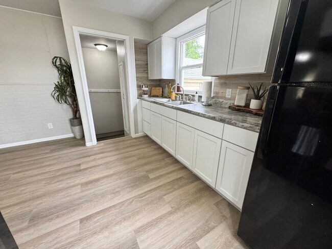 Building Photo - Remodeled 3 bed, 1 bath home for rent in Waterloo