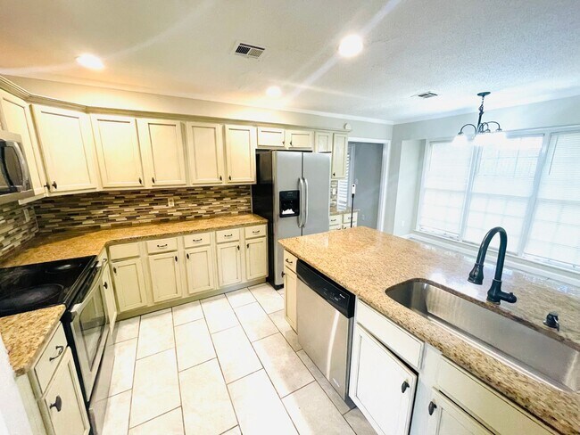 Building Photo - ** 4 Bed 2 Bath located in Brentwood ** Ca...