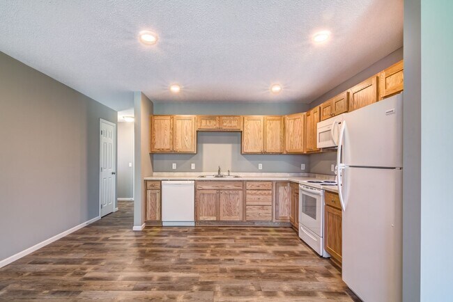 Building Photo - 2 Bedroom Town Home