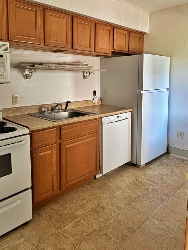Building Photo - 3 bed 1.5 bathroom apartment in Harleysvil...