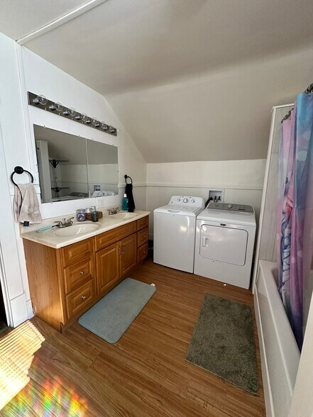 Building Photo - 537 S Water St