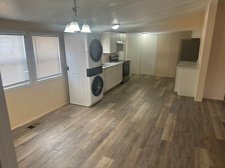 Building Photo - 1221 N Valrico Rd