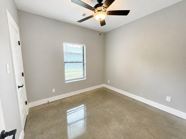 Building Photo - 1213 Oak Dr