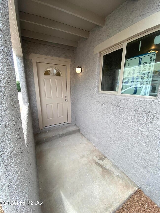 Building Photo - 3325 E Blacklidge Dr