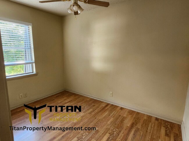 Building Photo - 2 bed/1 bath Townhouse