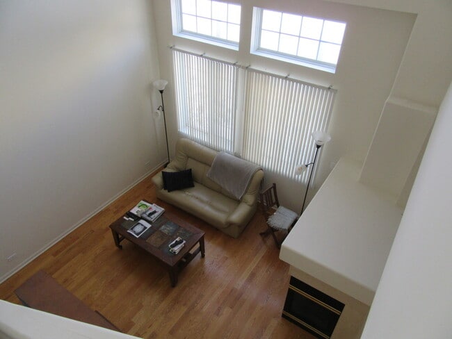 Building Photo - 440 E Thornhill Ln