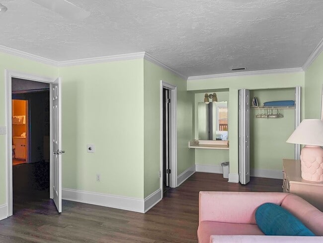 Building Photo - Amazing 3-Bed Condo with HUGE porch on the beach