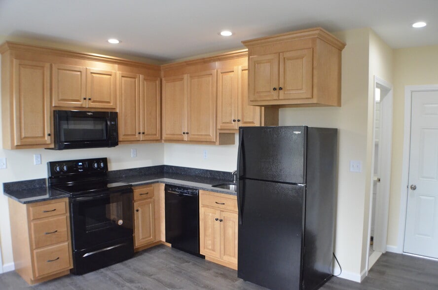 Building Photo - 563 Burritt St
