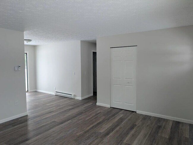 Building Photo - 2895 Spring Hill Dr