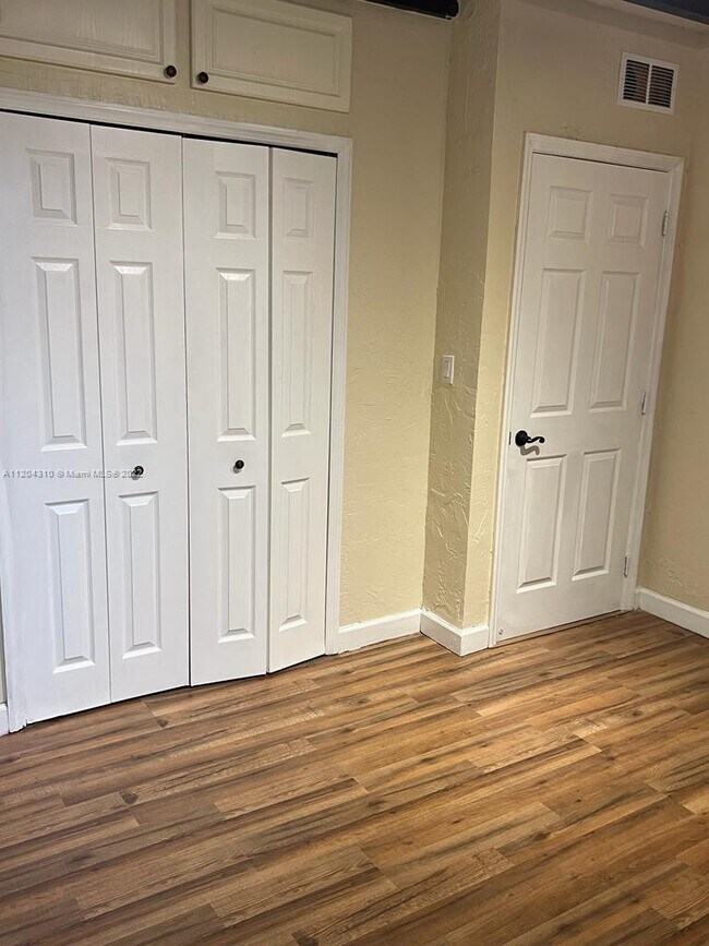 Building Photo - 2000 NE 135th St