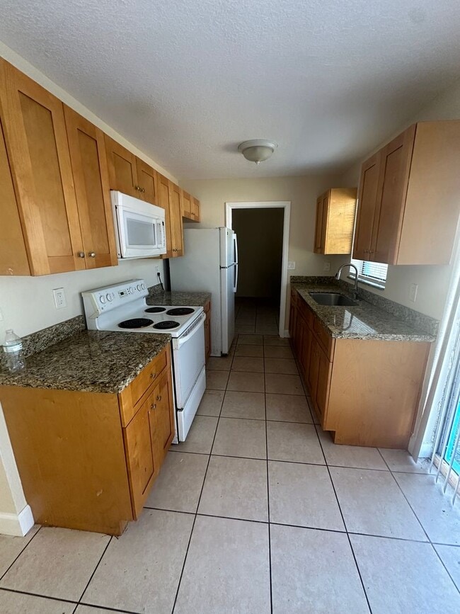 Building Photo - Nice 3/2 with big backyard