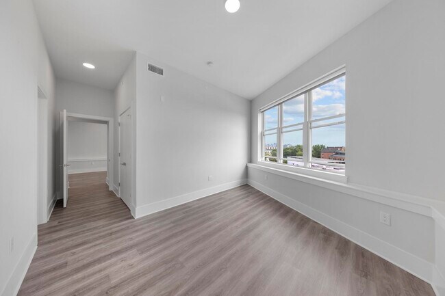 Building Photo - 660 Grand St