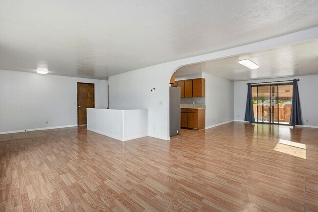 Building Photo - 3 bed, 2 bath