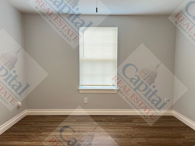 Building Photo - Updated 3 Bedroom
