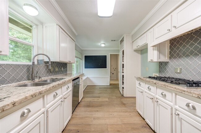 Building Photo - 5019 Oak Forest Dr
