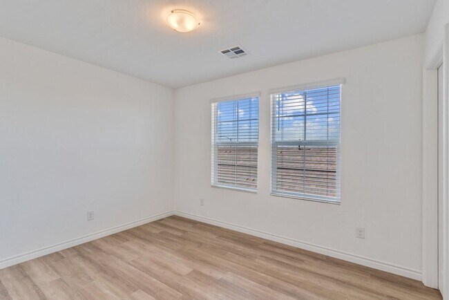 Building Photo - Spacious Three Story 3 Bed 3.5 Bath Smarth...