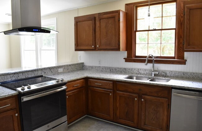 Building Photo - 3 BR, 2 BA West End Rancher