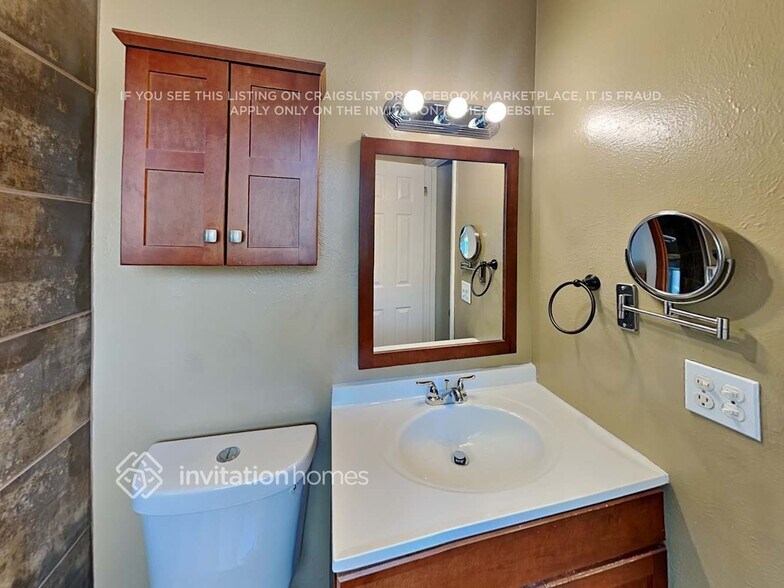 Building Photo - 4325 S Eagle Cir