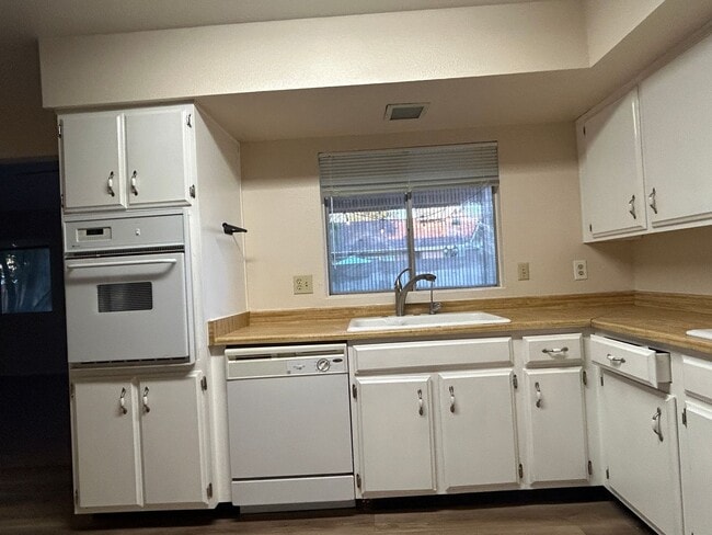 Building Photo - NO HOA- **NEW INTERIOR PAINT AND NEW FLOOR...