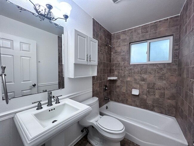 Building Photo - Three Bedroom Two Bathroom Home