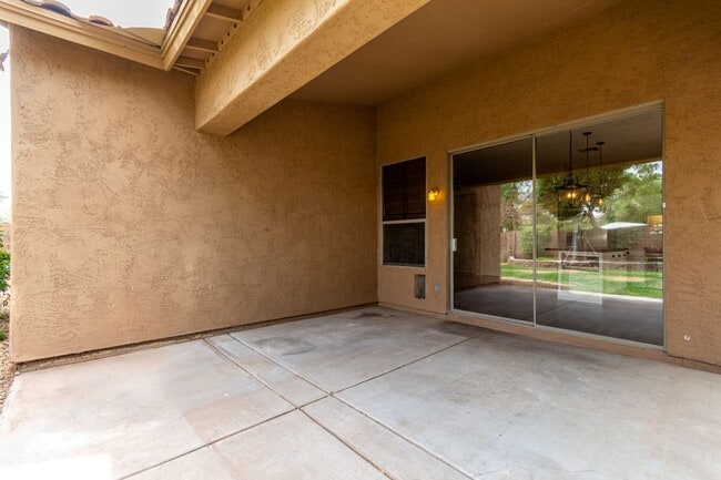 Building Photo - 5 Bedroom home in Chandler