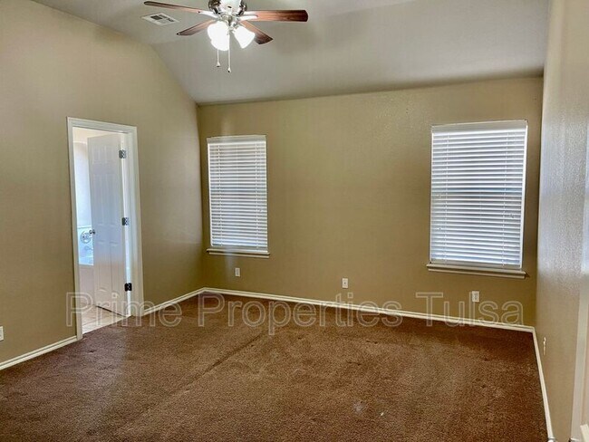 Building Photo - 108 E Granger St