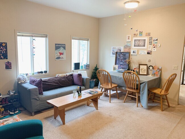 Building Photo - 313/315 Gladstone St