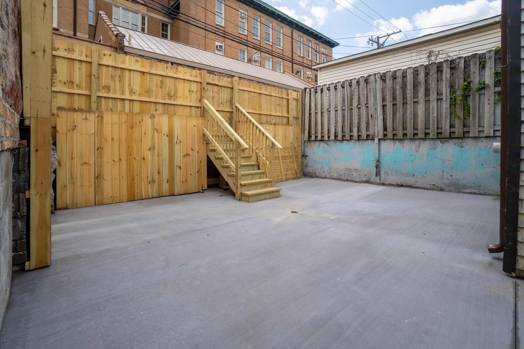 Building Photo - 1425 W 16th St