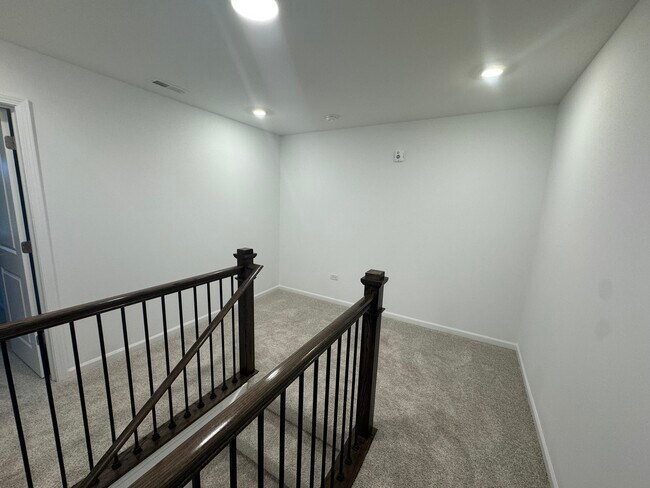 Building Photo - 14849 S Hillside Dr