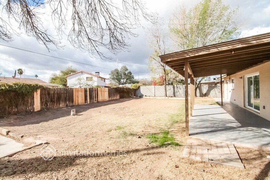 Building Photo - 1249 E 8th St