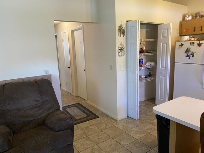 Building Photo - 493 N Sams Point