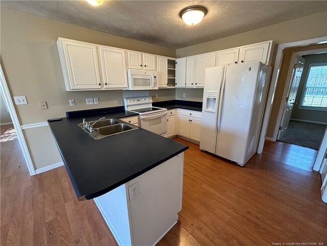 Building Photo - 7819 Rosewood Ave