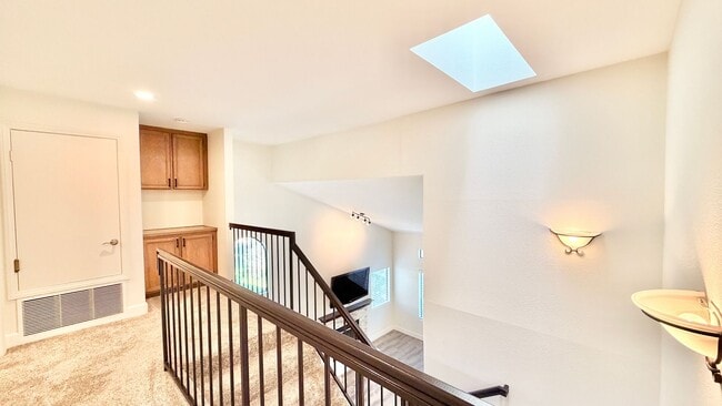 Building Photo - Beautifully Updated & Remodeled Townhome o...