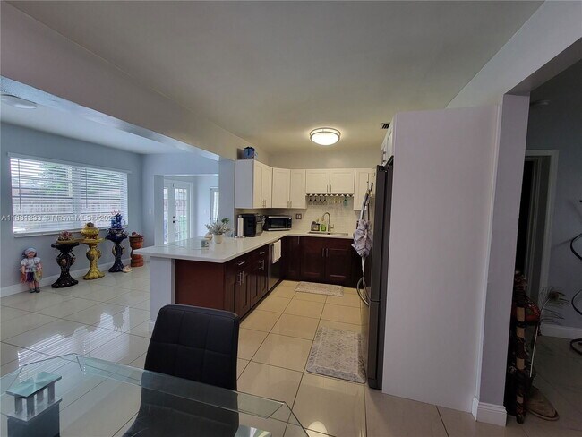 Building Photo - 6930 SW 12th St