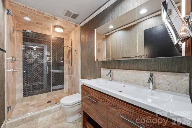 Building Photo - 1124 Dilworth Crescent Row