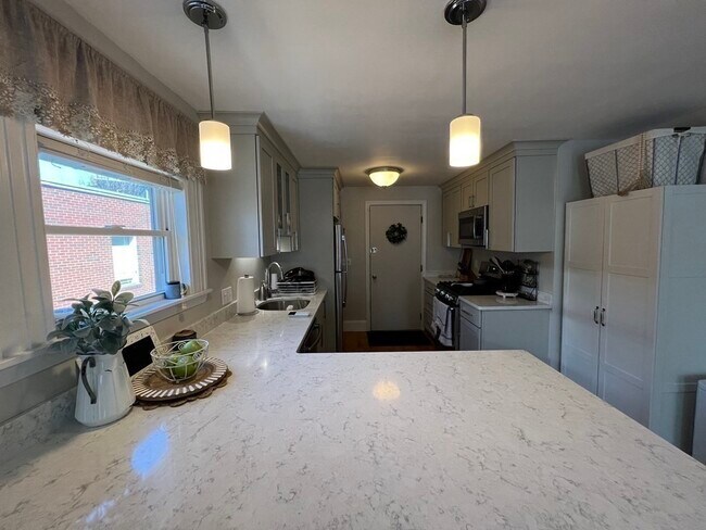 Building Photo - 12 Alpine St