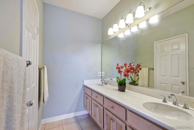 Building Photo - Beautiful 2 Bed, 2 Bath Sabre Springs Townhome with 1 Car Garage