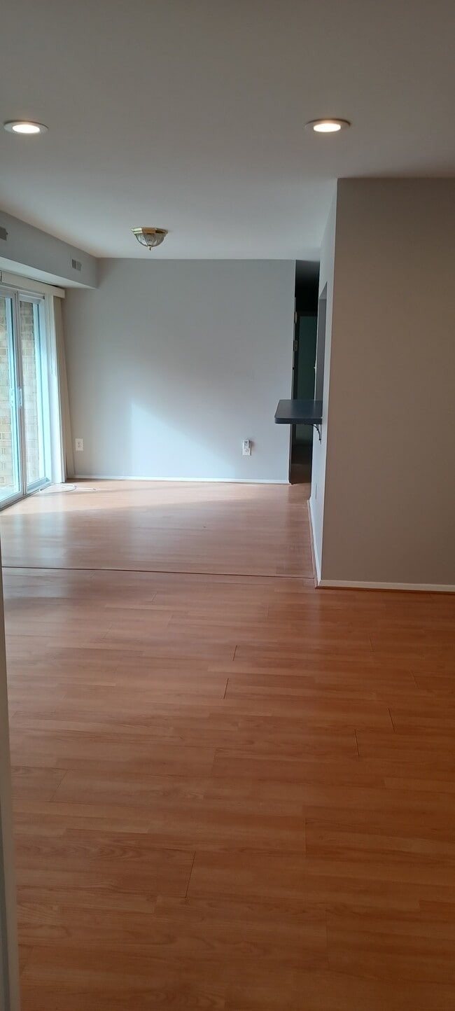 living /dining room - 8001 Chanute Pl