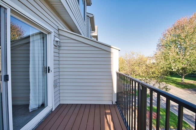 Building Photo - Like New 2 Bed/2 Bath Townhome With Amenities And Attached Garage