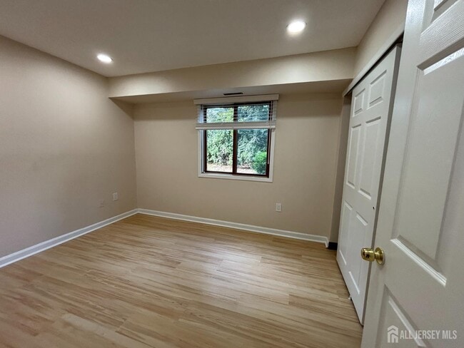 Building Photo - 215 Aspen Dr