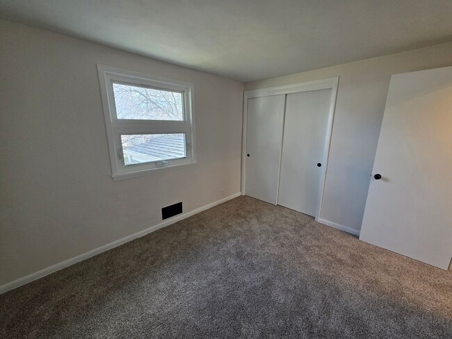 Building Photo - 4 bedroom Rental in Bettendorf