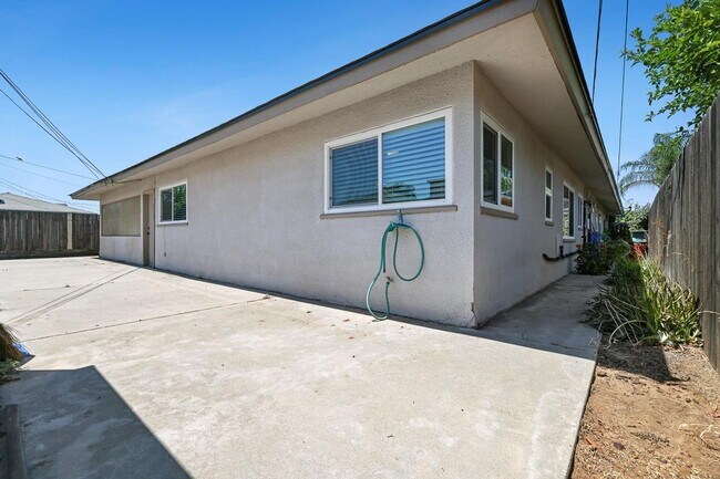 Building Photo - 2044-2046 Mayfair Dr W