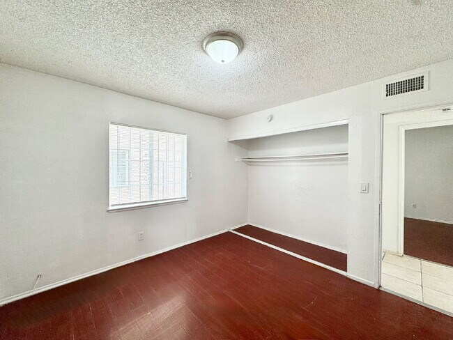 Building Photo - HIVE SUMMER MOVE-IN SPECIAL: DOWNSTAIRS CONDO | RECENLY REHABBED 2 BEDROOM 1 BATH | ACROSS FROM C...