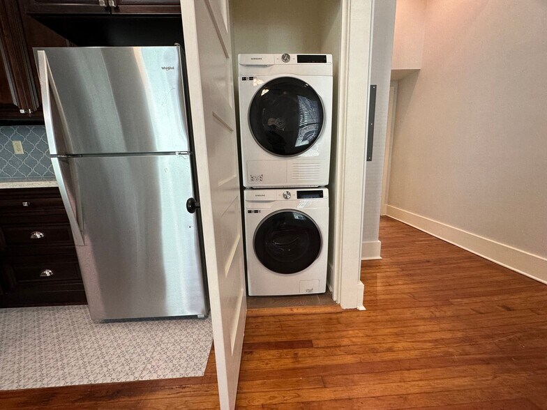 Building Photo - 516 E 8th St