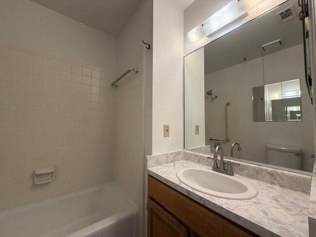 Building Photo - DARLING TOWNHOME FOR RENT!