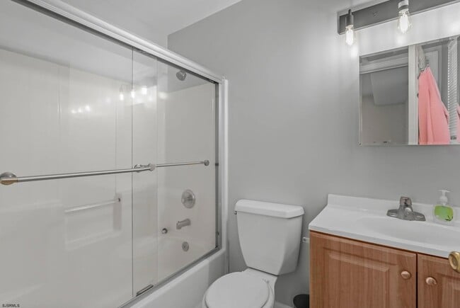 Building Photo - 413 W Beach Ave