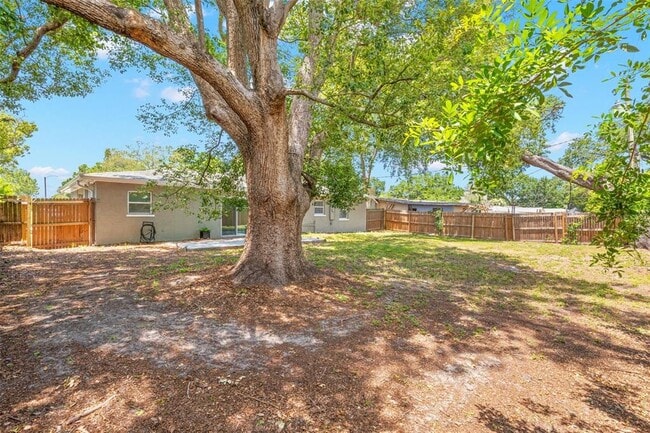 Building Photo - 611 Pinewood Dr