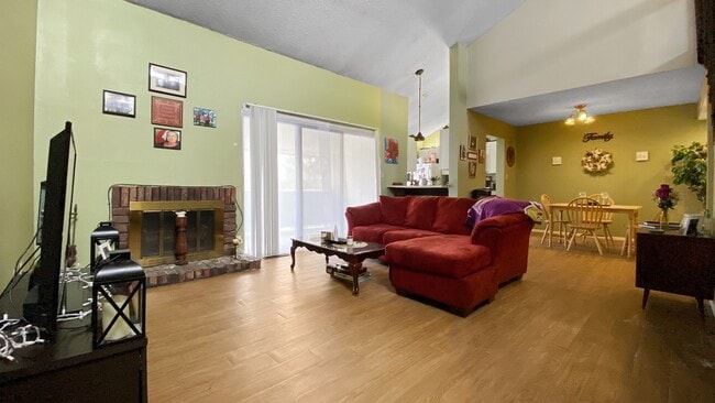 Building Photo - 2105 Melrose Dr