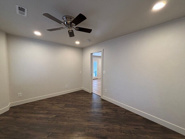 Building Photo - SPACIOUS 2 BEDROOM TOWNHOME FOR RENT!